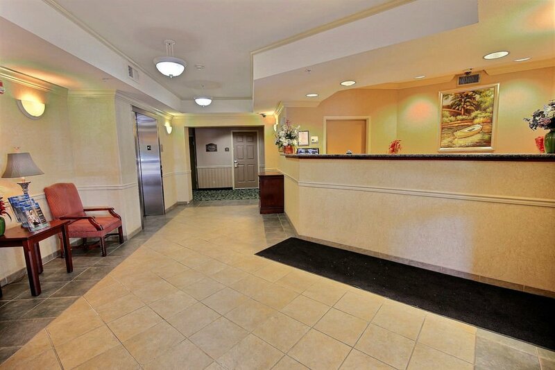 Гостиница InTown Suites Extended Stay Newport News Va - I-64 в Ньюпорт Ньюс