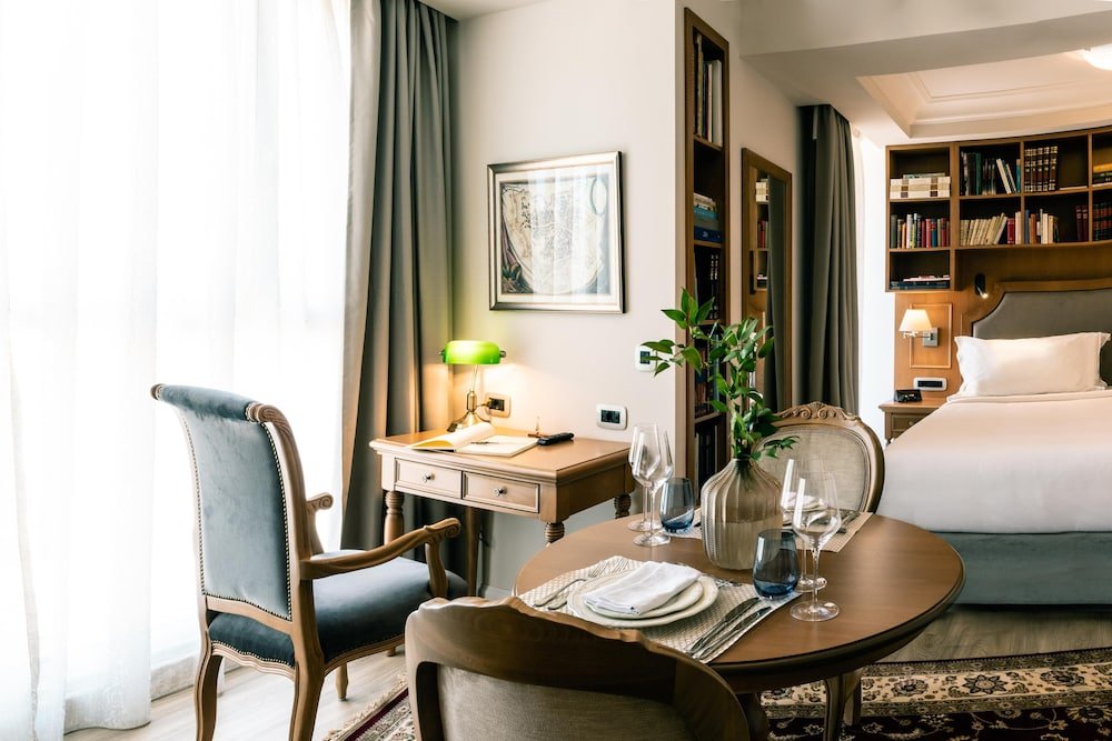 Фото Legacy Gastro Suites