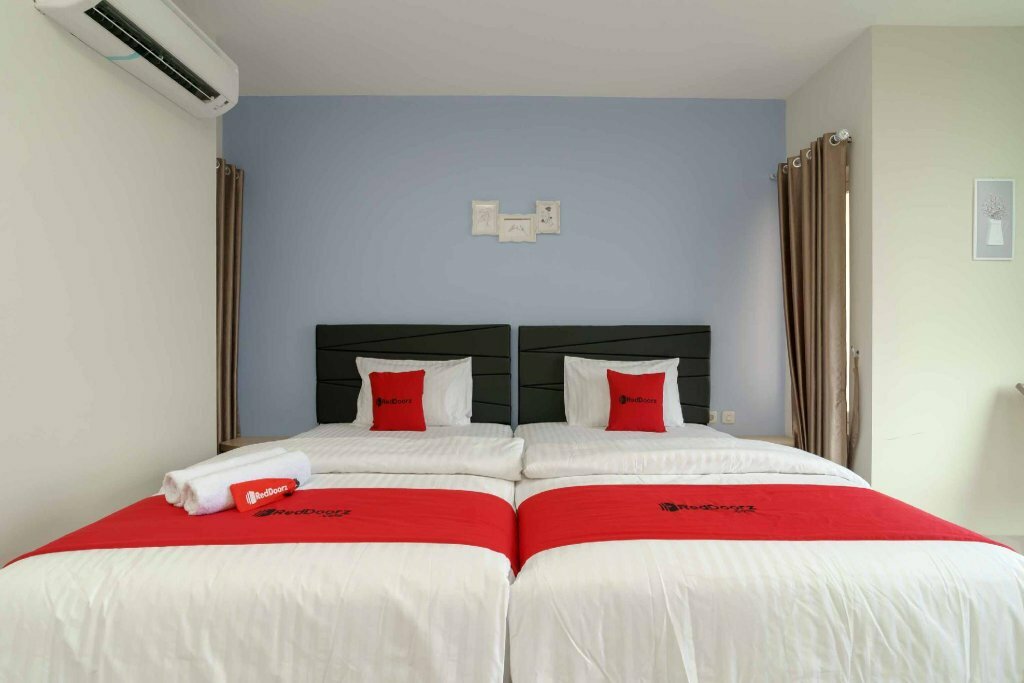 Hotel RedDoorz Plus near Eka Hospital Bsd 5, Earth, photo