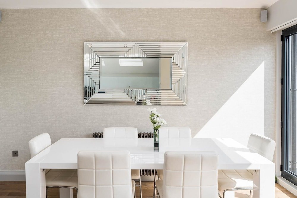 Фото Spectacularly Stylish 2 Bed Flat Heart of Fulham