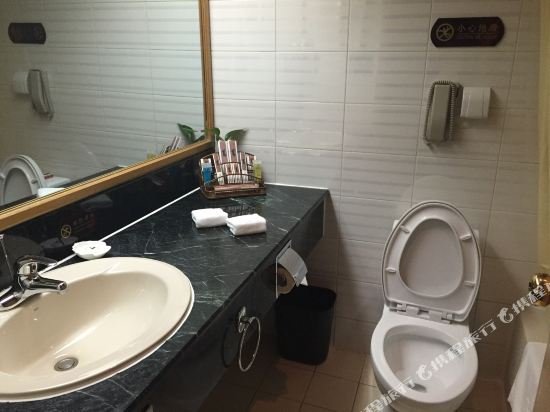 Фото Conrad Urumqi