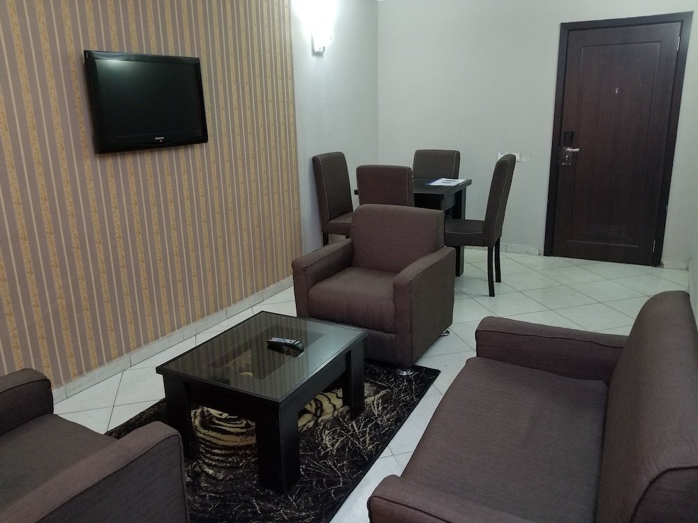 Фото Peemos Place Warri