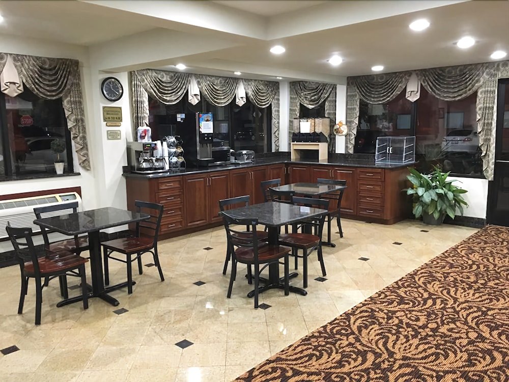 Фото A Victory Inn - West Dearborn