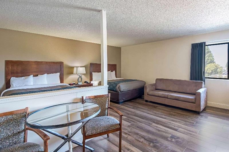 Фото Econo Lodge Inn & Suites Yuba City - Marysville