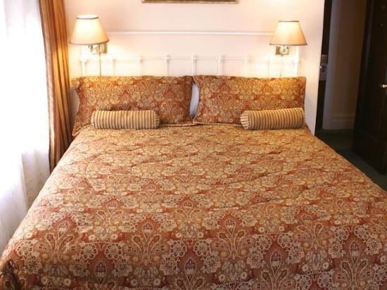 Фото The Andrews Hotel