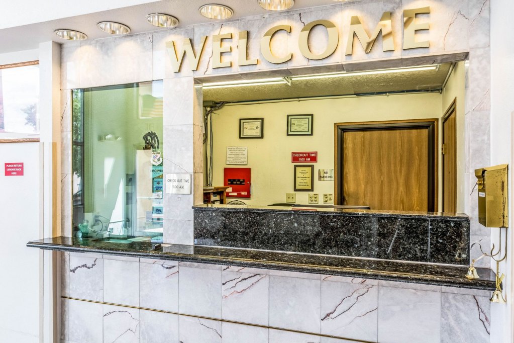 Фото Econo Lodge Inn & Suites