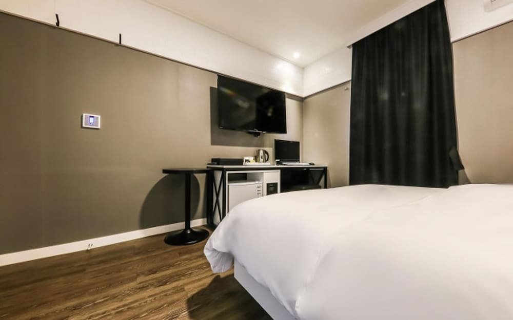 Фото Sintanjin Hotel Box Daejeon