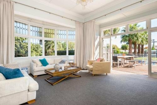 Hotel Cedar House, Gisborne, photo