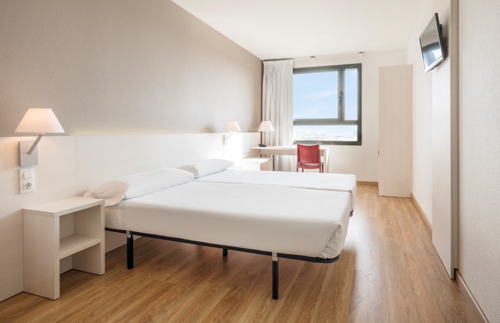 Фото Hotel Ilunion Valencia 3