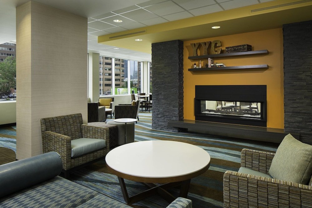 Фото Fairfield Inn & Suites by Marriott Calgary Downtown