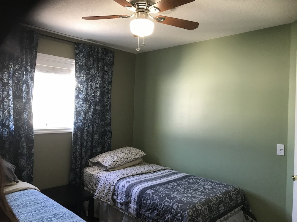 Фото Central Edmonton Private Rooms