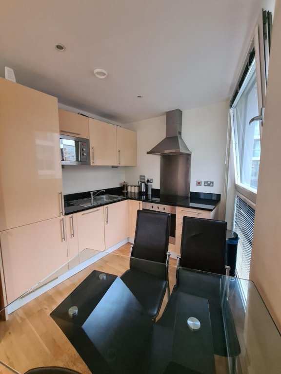 Фото Cosy Studio Apartment in Canary Wharf