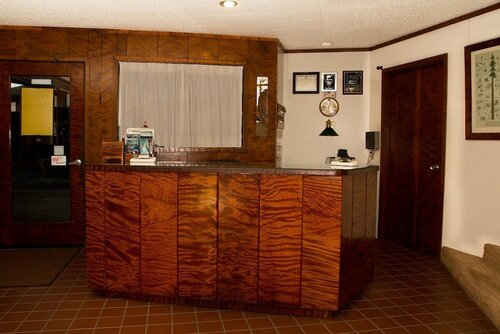 Гостиница Curly Redwood Lodge в Кресент Сити
