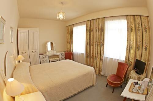 Гостиница Runnymede Court Hotel в Джерси