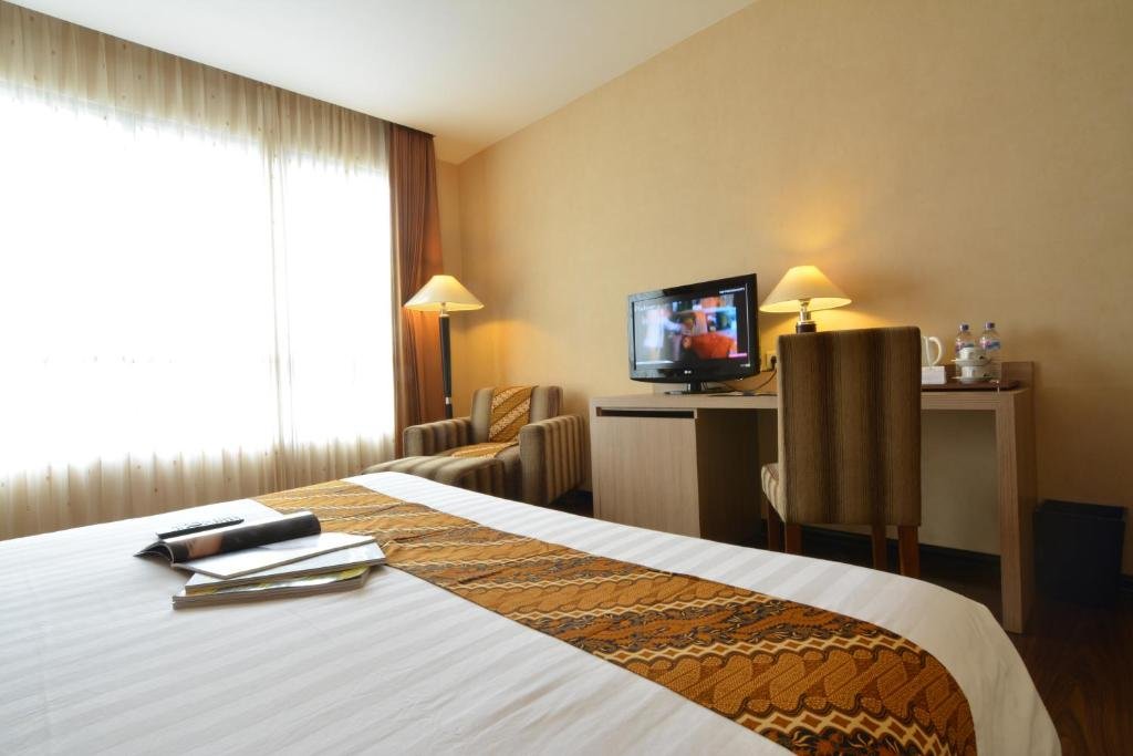 Фото Istana Hotel