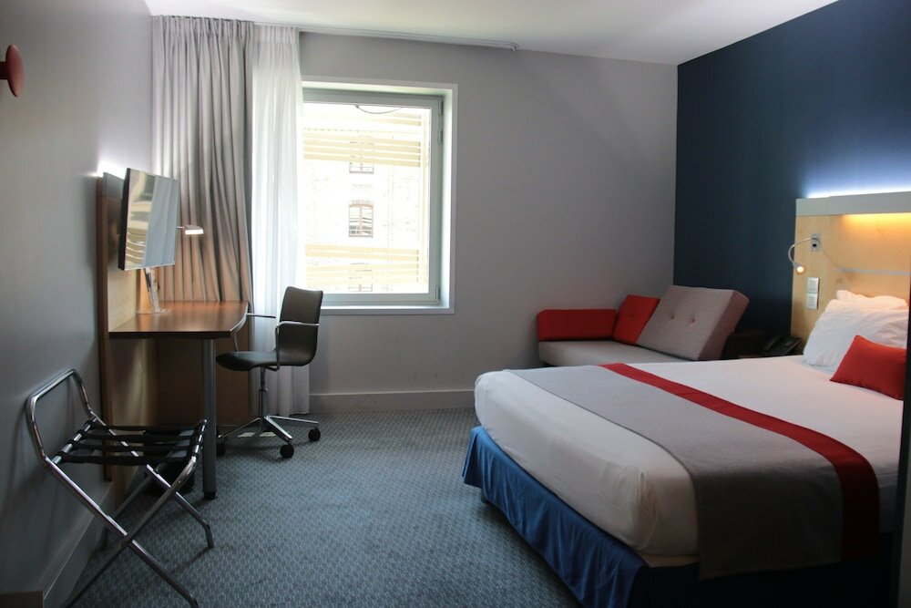 Фото Holiday Inn Express Paris - Canal de la Villette