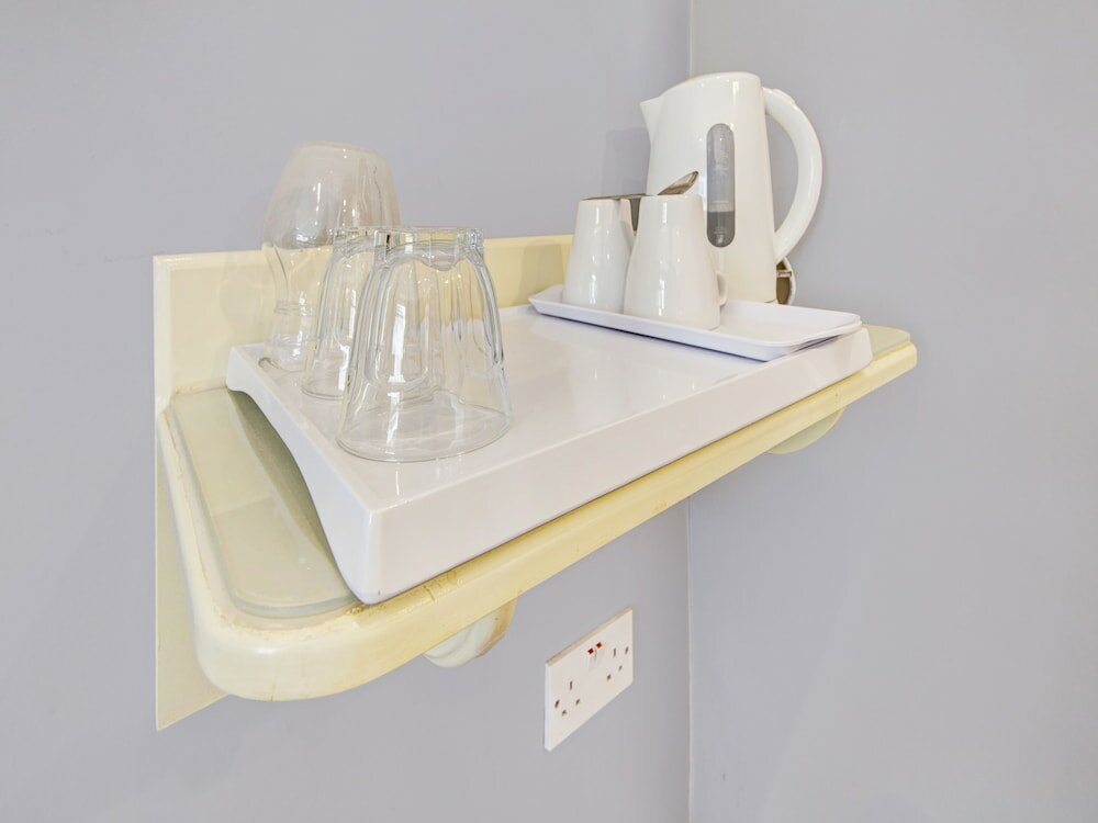 Фото Oyo Bostons Manor Hotel