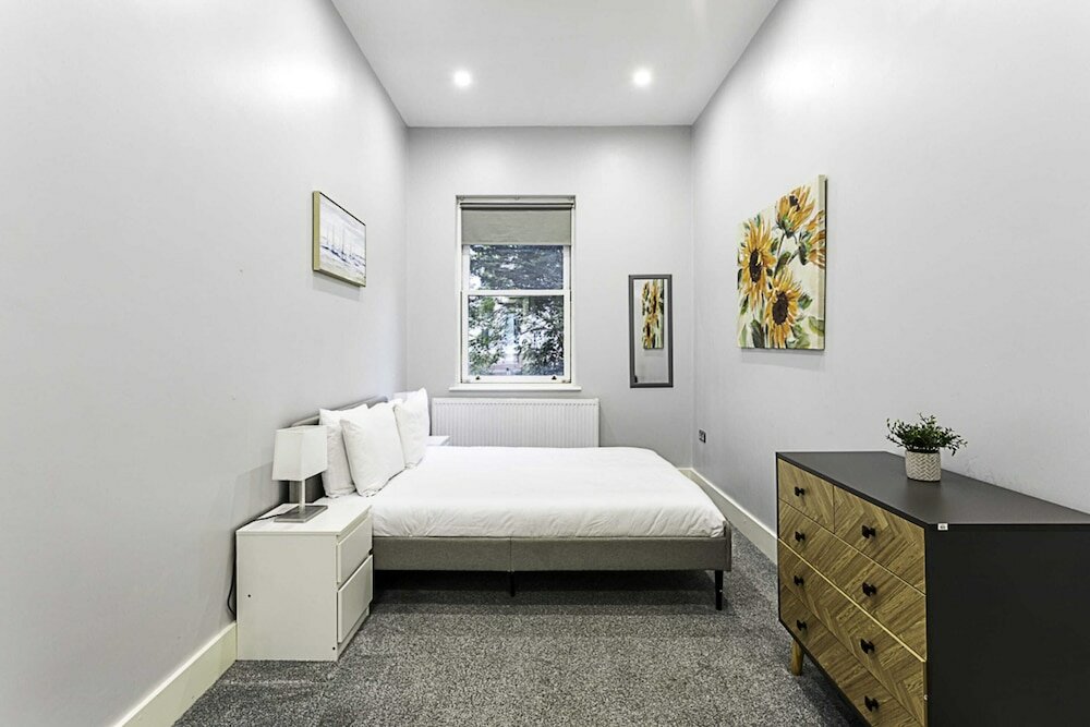 Фото Refurbished St. johns Hill Apartment