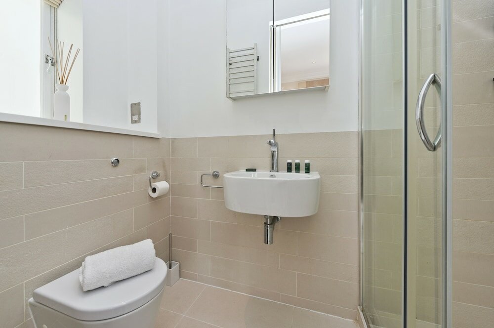 Фото Immaculate two Bedroom Apartment in Chelsea by Underthedoormat