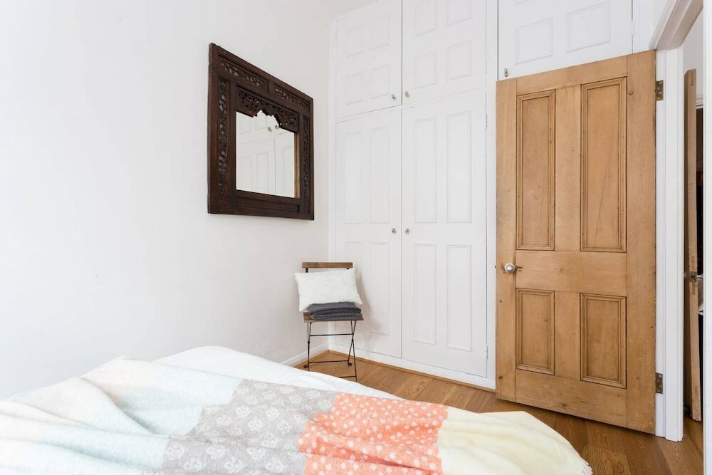 Фото Bright and Beautiful 2 Bed Flat Near Hyde Park