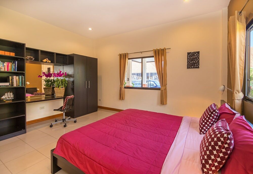 Фото Pattaya Hill, Near the City and Beach