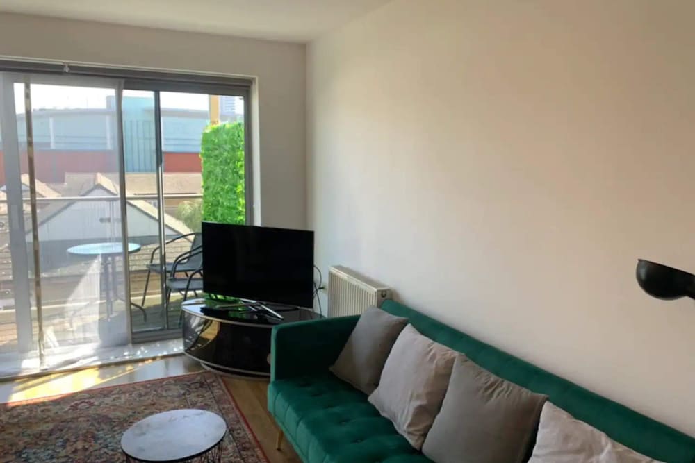 Фото Modern 1bd Flat With Balcony - Mile End