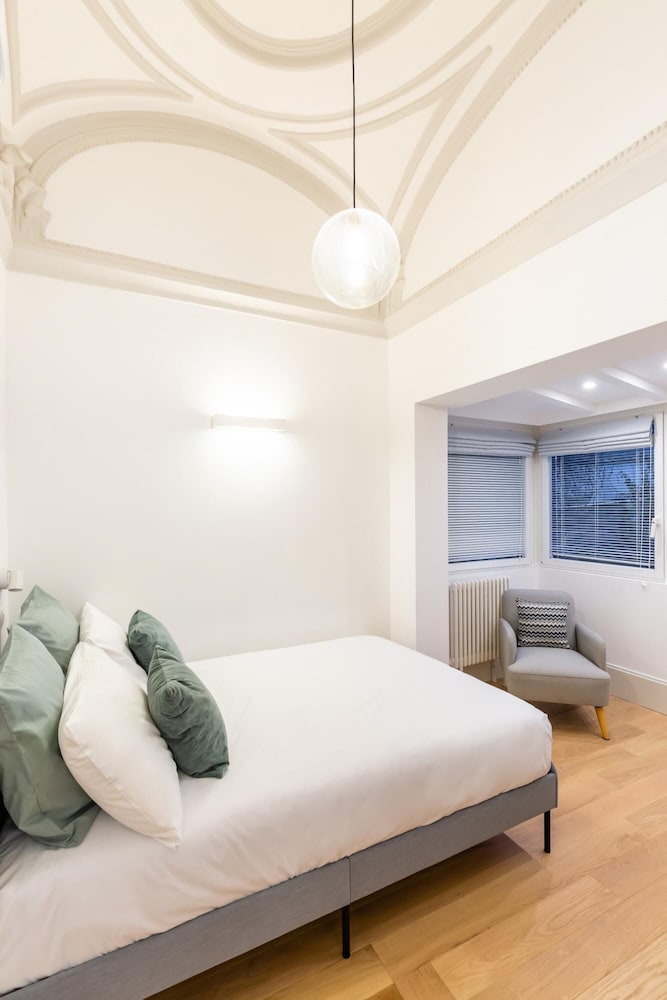 Фото Cozy Studio in Chiaia District by Wonderful Italy