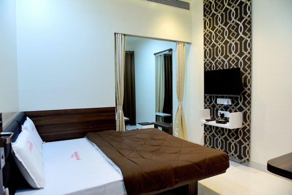 Фото Hotel Pushpak Satara