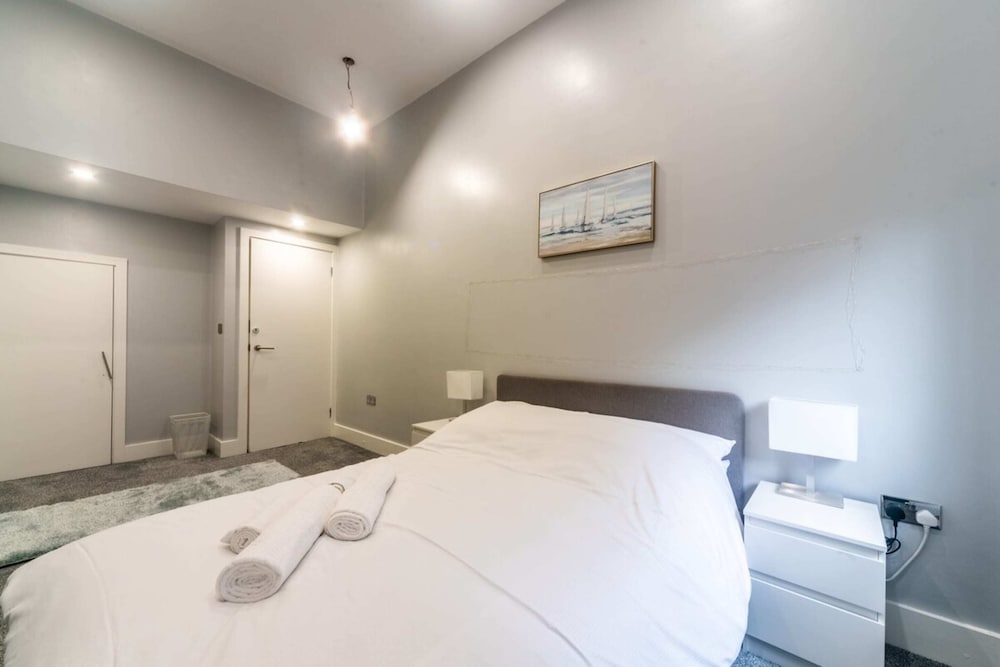 Фото Refurbished St. johns Hill Apartment