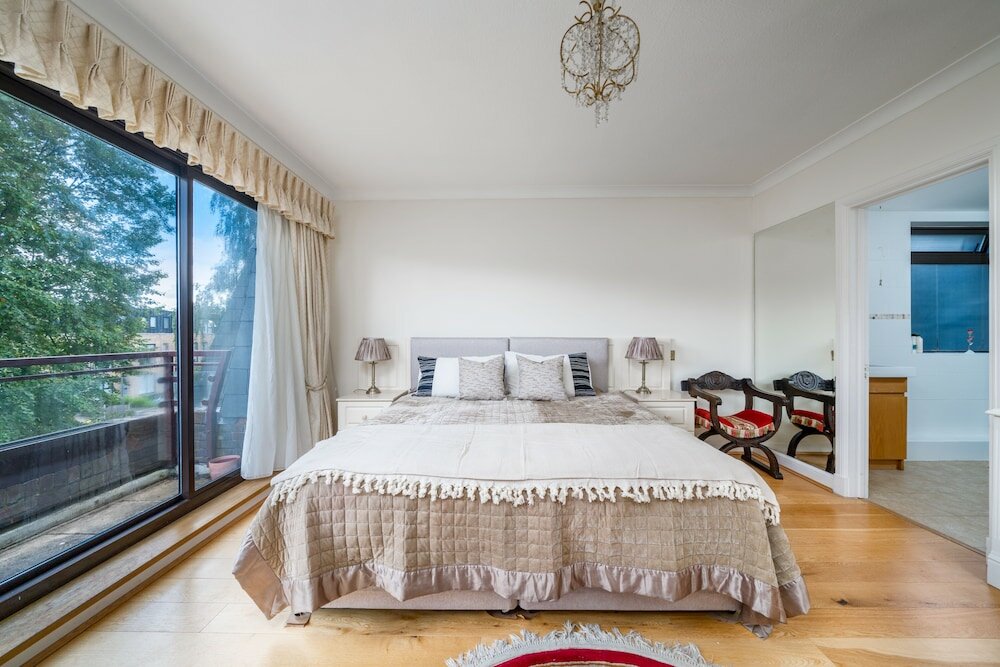 Фото Delightful Vintage 2 Bedroom Apartment