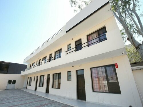 Гостиница Oyo 12409 Royal Cottage