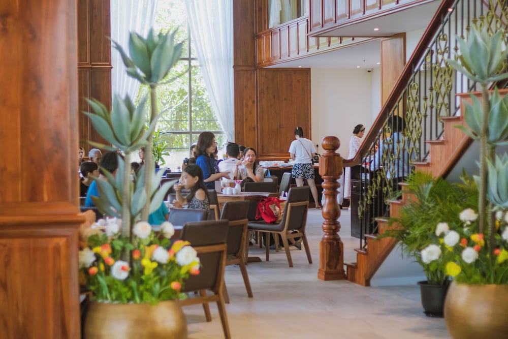 Фото Sea Breeze Hotel & Villa