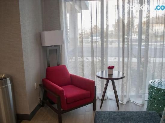 Фото Hampton Inn & Suites Portland West