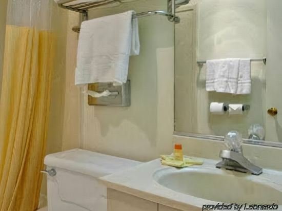 Фото Days Inn by Wyndham Red Bluff