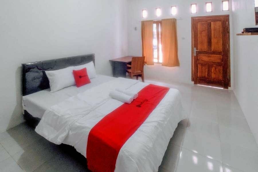 Hotel RedDoorz Syariah Plus near Jatiwarna Toll Gate, Bekasi, photo