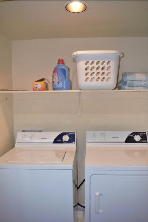 Фото Tyler and Jessica Peterson 3 Bedrooms 2 Bathrooms Condo