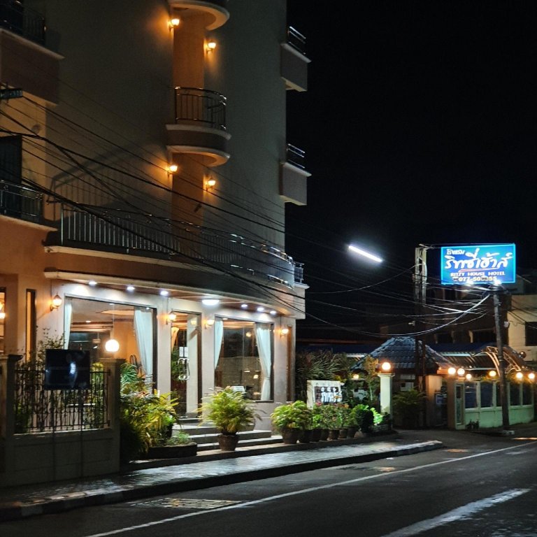 Фото Ritzy House Hotel