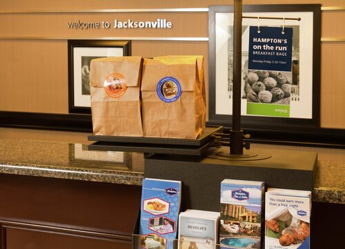 Гостиница Hampton Inn Suites Jacksonville Airport