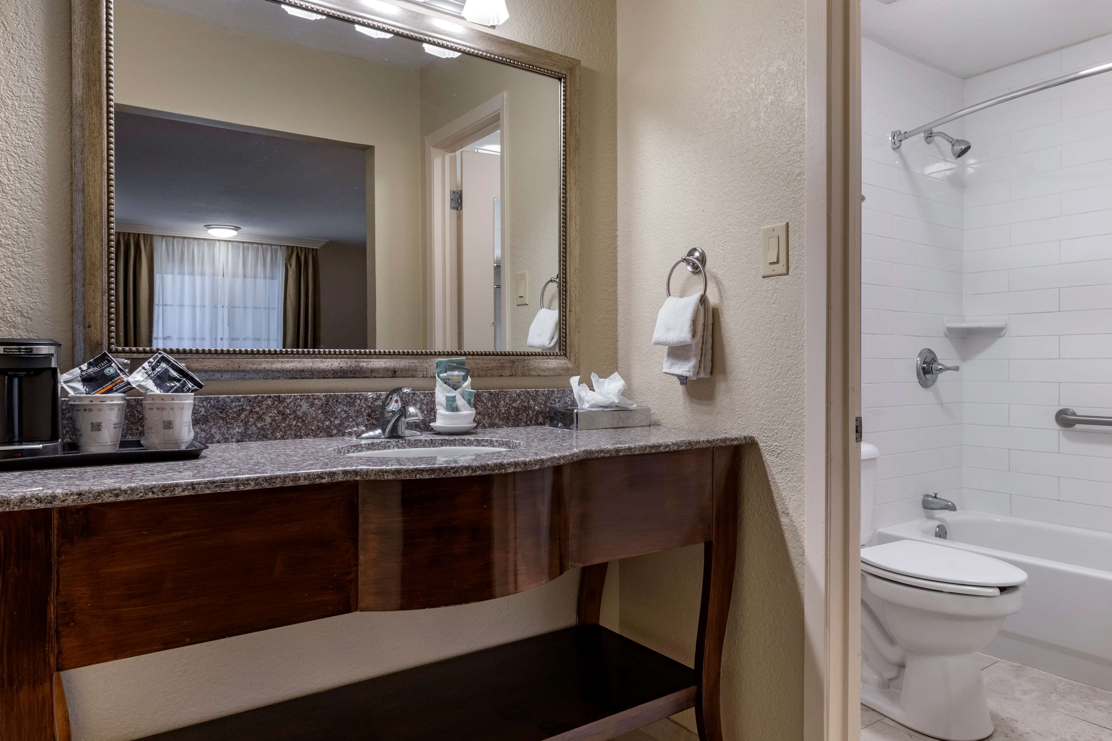 Фото Best Western Swiss Clock Inn