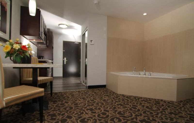 Фото Paradise Inn and Suites - Redwater