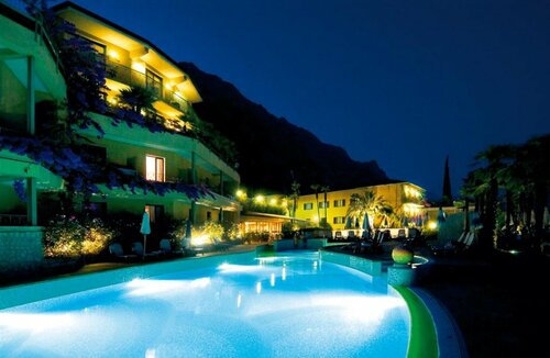 Внешний вид отеля Hotel Royal Village в Лимоне-суль-Гарде, фото 1