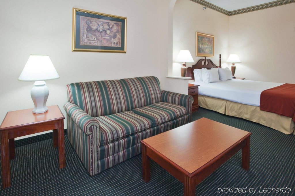 Фото Holiday Inn Express Plymouth, an Ihg Hotel