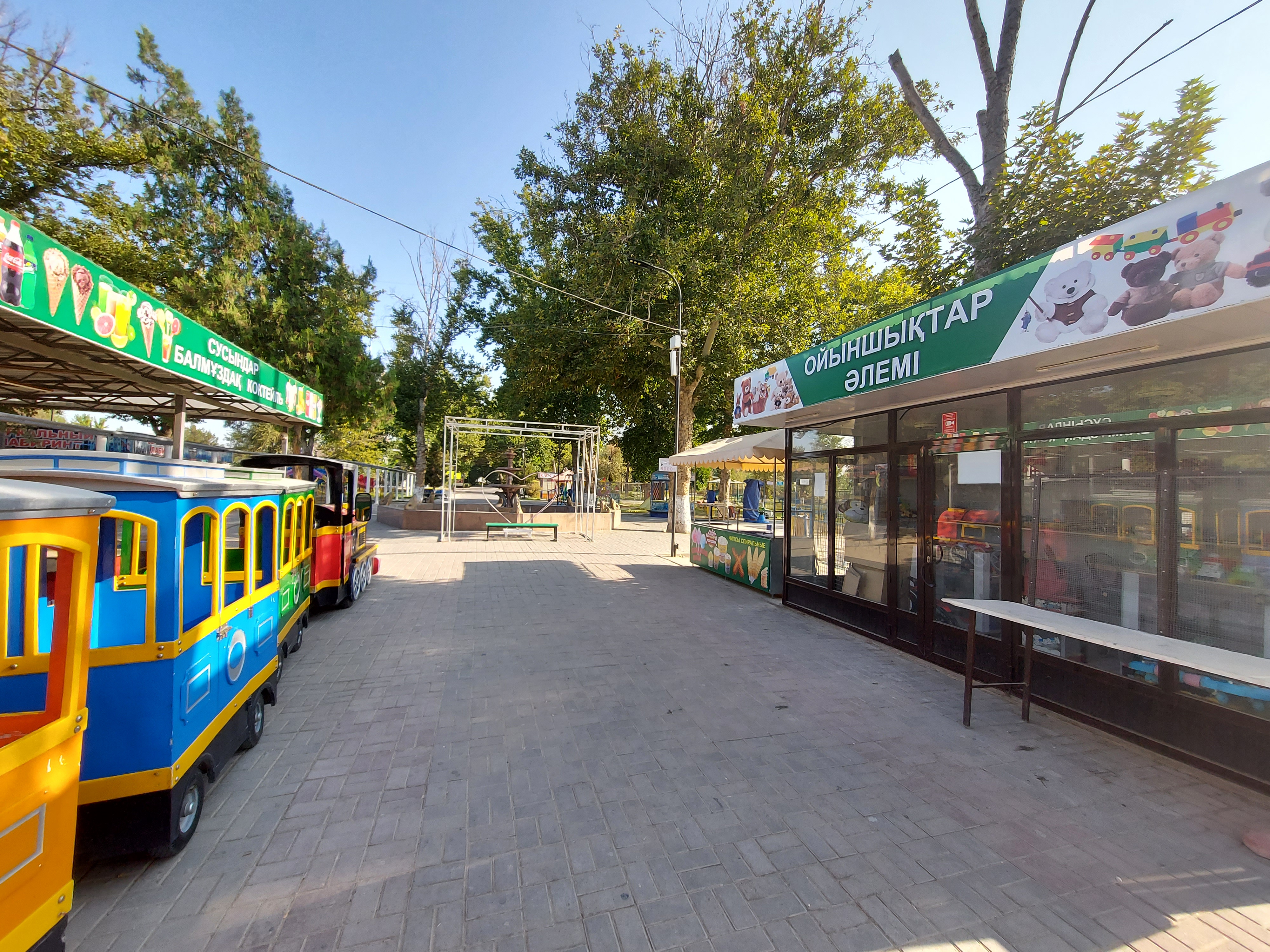 Сырттағы саябақтағы жалаңаш бейнелер