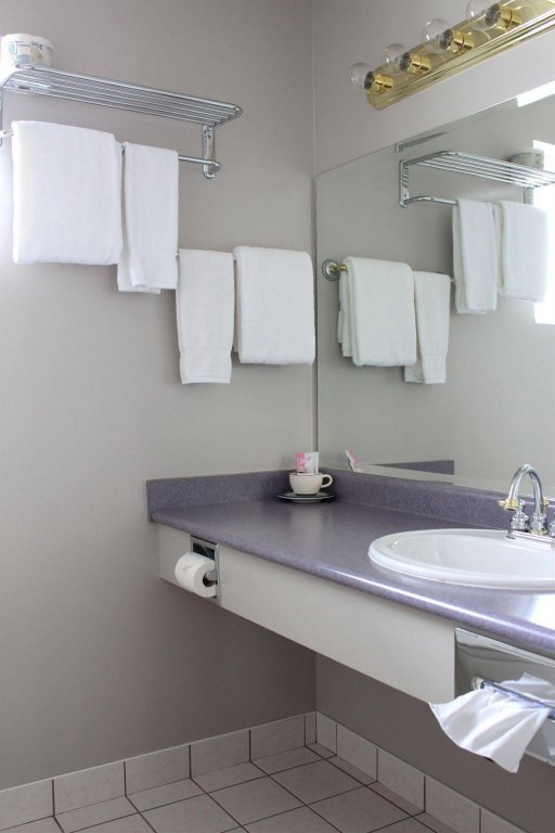 Фото Quarterdeck Inn & Marina Resort