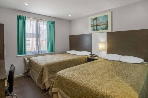 Гостиница Super 8 by Wyndham Brooklyn Williamsburg в Нью-Йорке