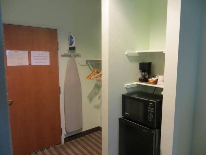 Фото Days Inn & Suites by Wyndham Dallas