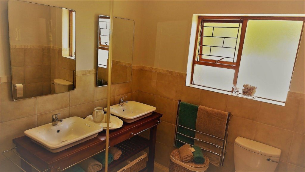 Фото Theebos Anneline's Self Catering Apartments