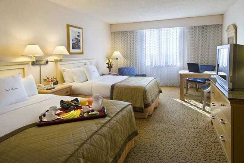 Фото Doubletree by Hilton Anaheim - Orange County