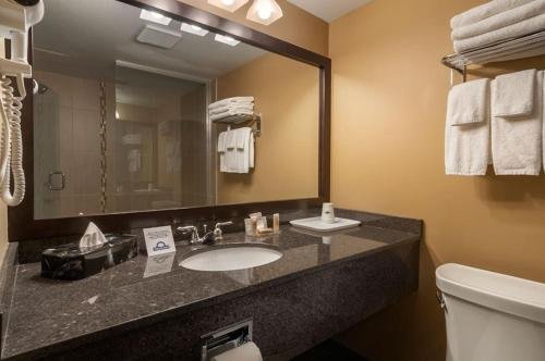 Фото Days Inn by Wyndham Calgary Northwest