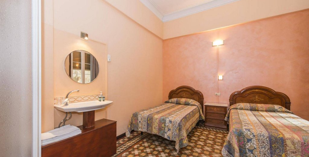 Фото Hostal Girona